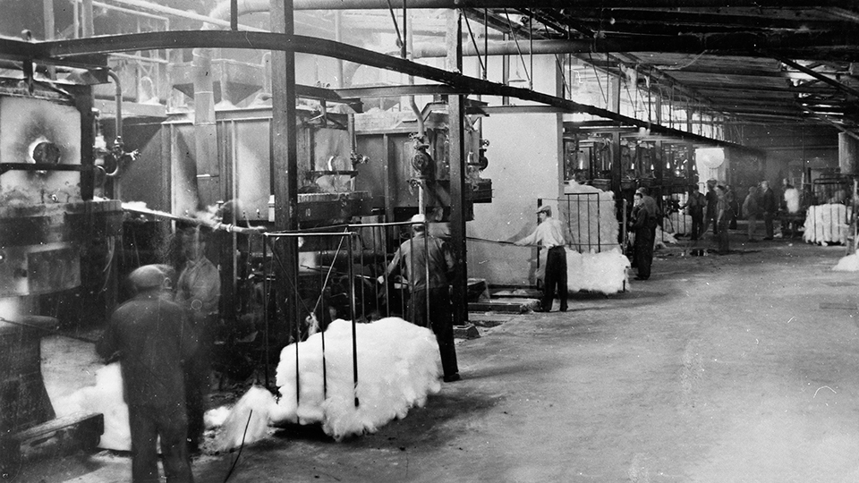 Bild visar arbete i fabriken under 40-talet
